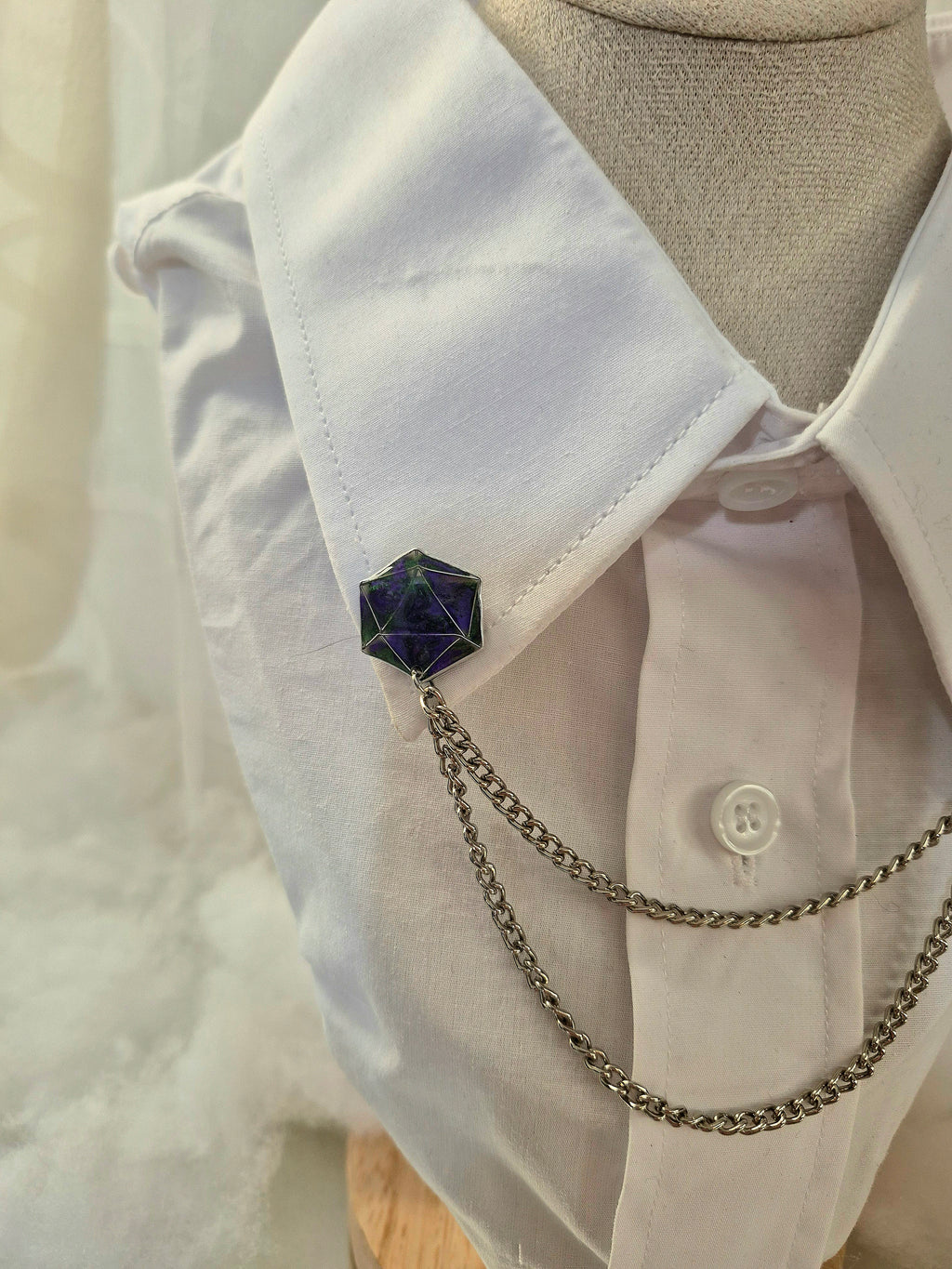Collar pin - Arcane violet D20